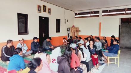 Membangkitkan Kelompok Wanita di Banjar Dinas Bakungan. 